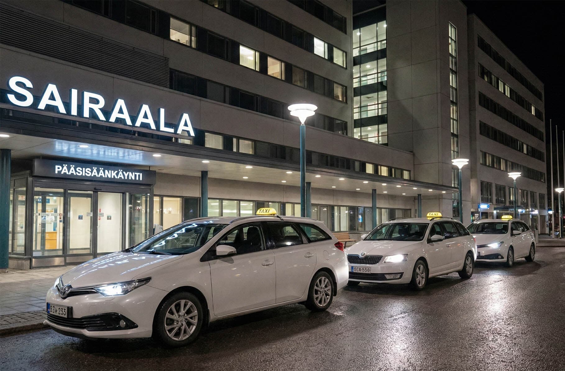 Taksijono sairaalan edustalla
