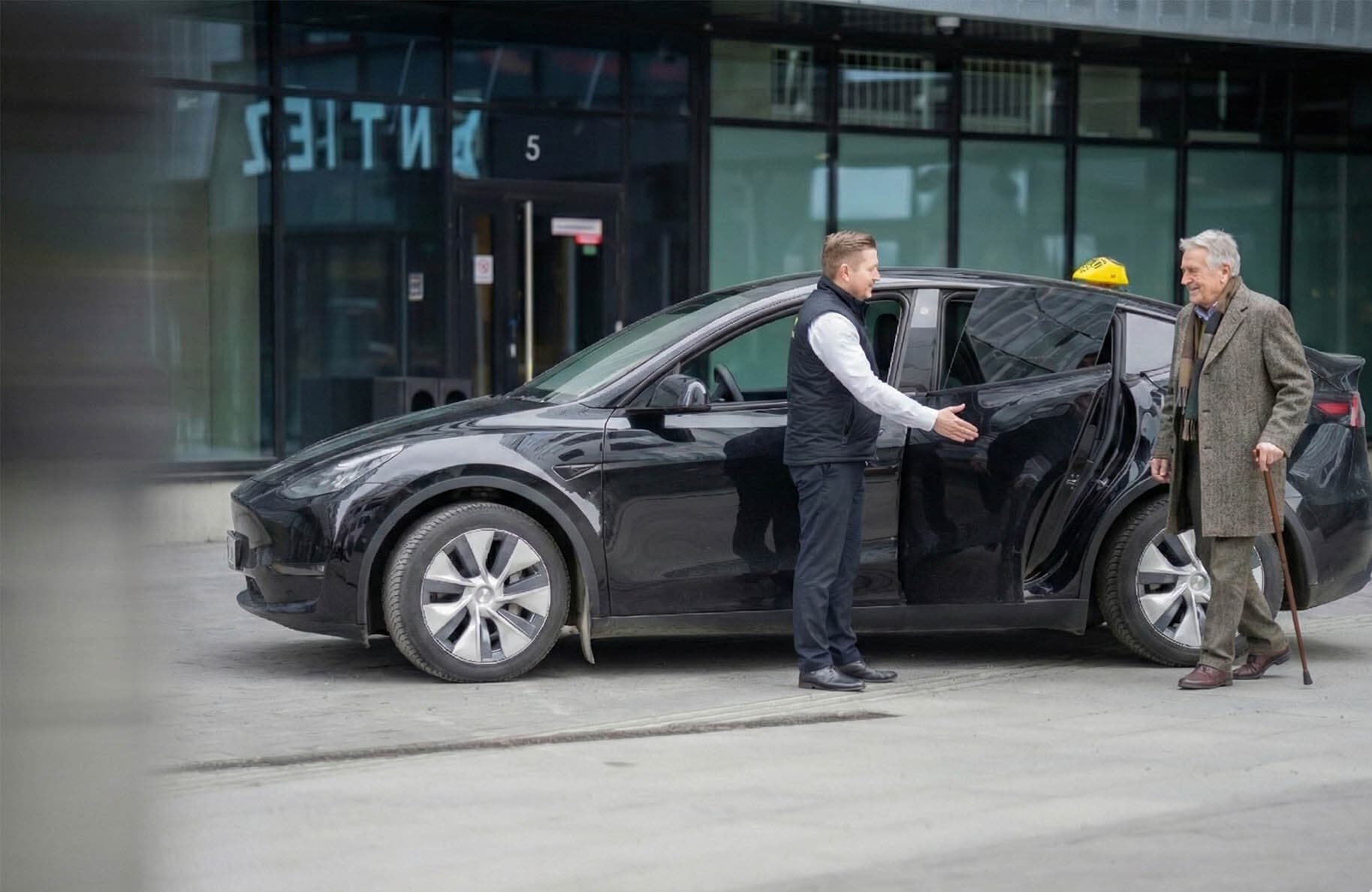 Kuljettaja avaa ovea senioriasiakkaalle